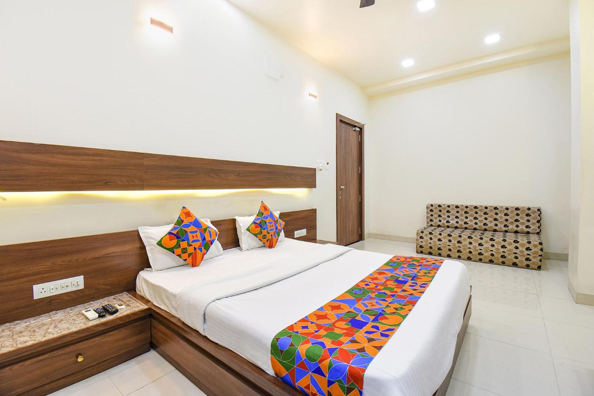 Fabhotel Royal Suits - Nr Mahadji Shinde Chhatri Mundhva Exterior foto