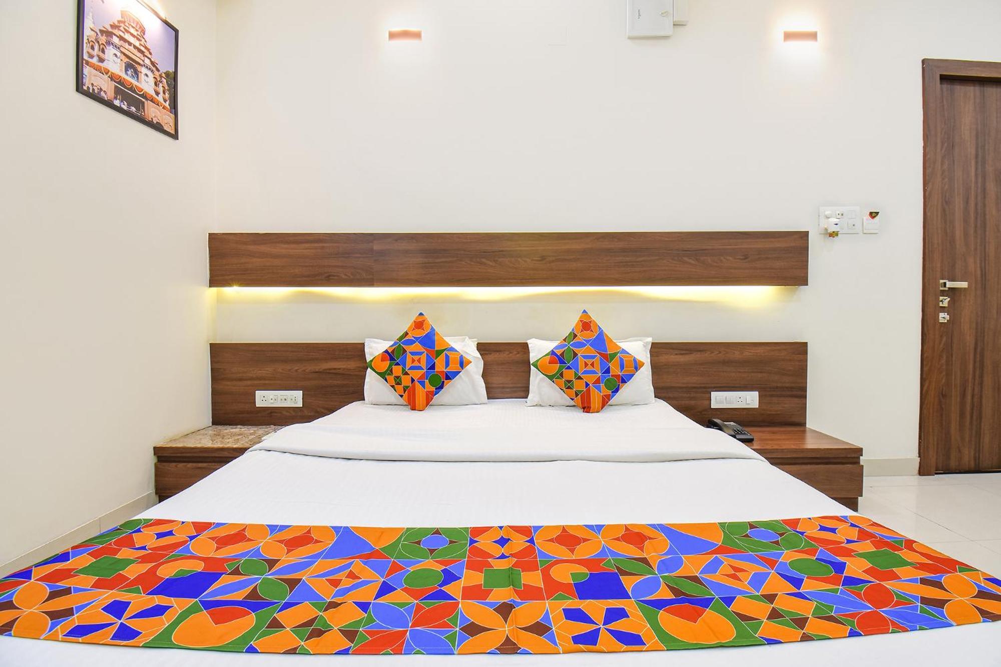 Fabhotel Royal Suits - Nr Mahadji Shinde Chhatri Mundhva Exterior foto