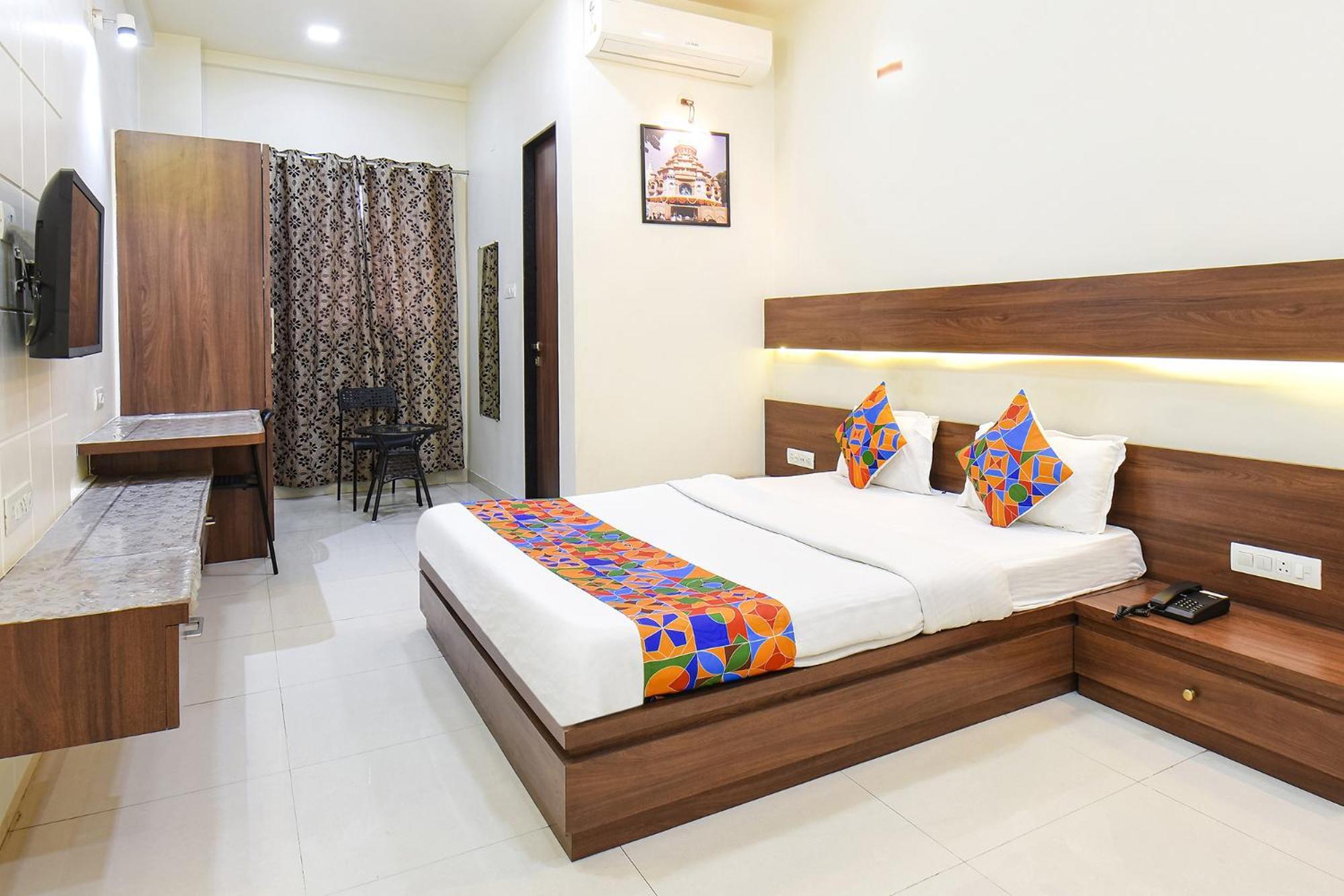 Fabhotel Royal Suits - Nr Mahadji Shinde Chhatri Mundhva Exterior foto