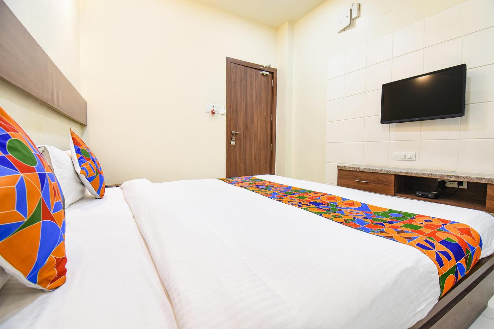Fabhotel Royal Suits - Nr Mahadji Shinde Chhatri Mundhva Exterior foto