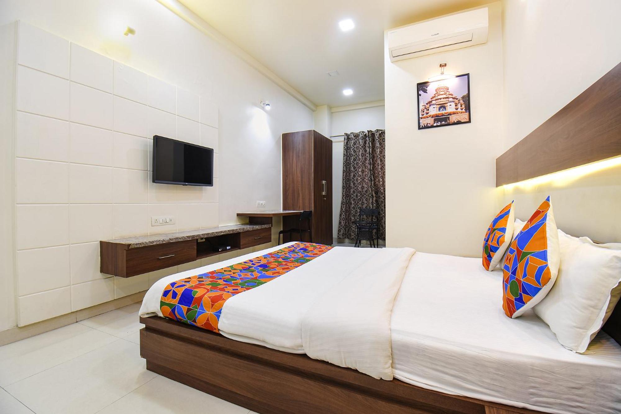Fabhotel Royal Suits - Nr Mahadji Shinde Chhatri Mundhva Exterior foto